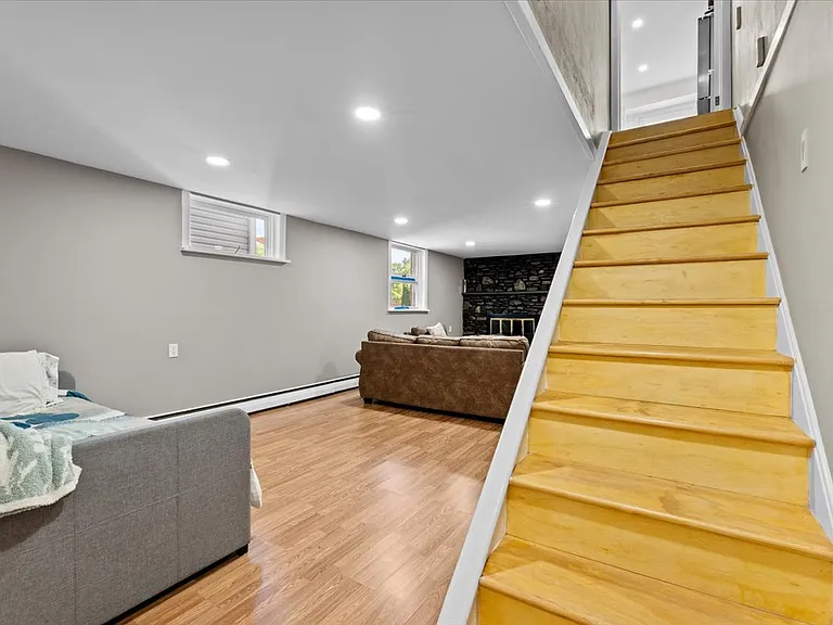 1016 E Elm St — Photo 13