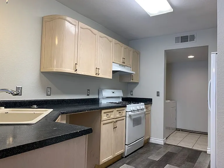 7604 Almeria Ave — Photo 10