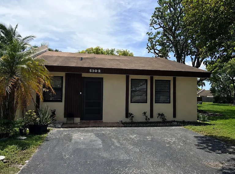 5302 SW 138th Pl — Photo 2