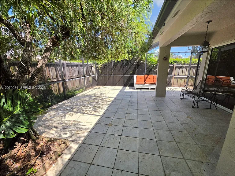 10076 NW 51st Ter — Photo 24