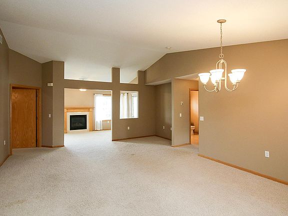 4th image of 820 Greensview Ct NW