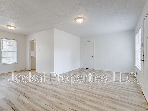 4th image of 15 Macarthur Dr APT A