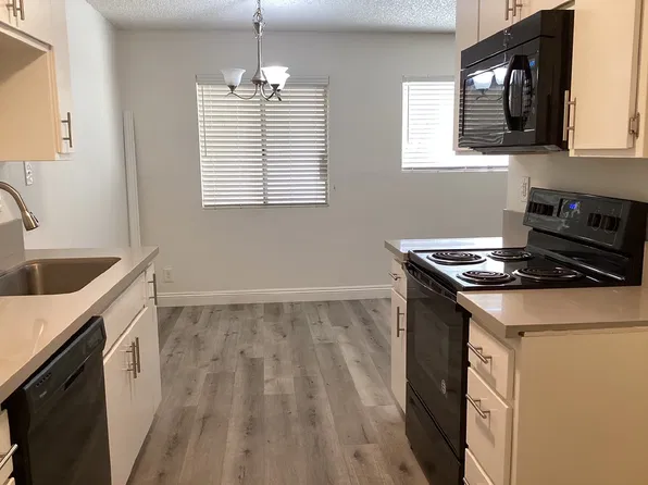 5036 West St #L-8-17, Lancaster, CA 93535
