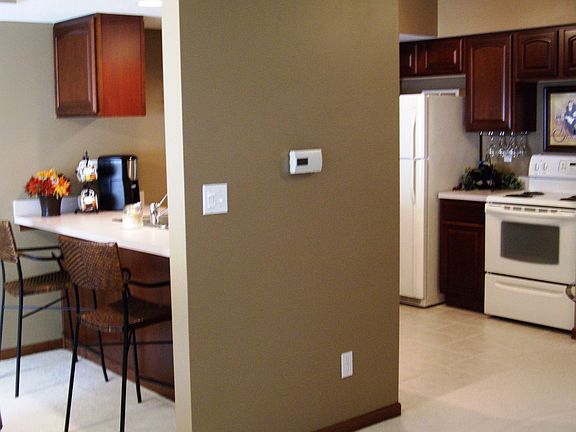 Kitchen with breakfast bar