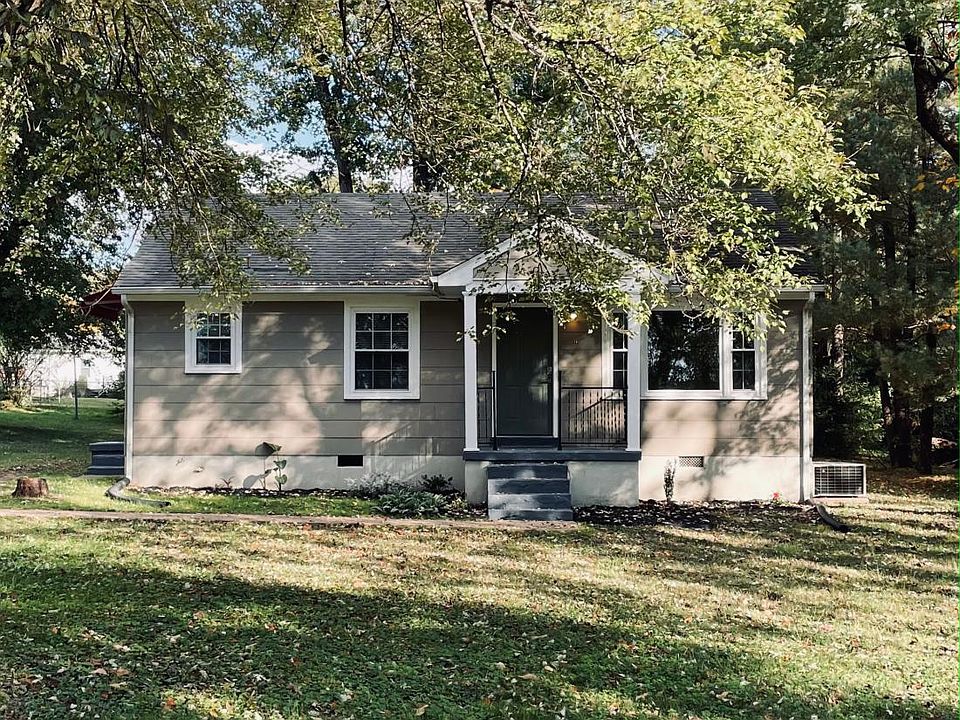 Welcome Home! Adorable house on large flat lot. Enjoy breakfast on the porch each morning. 5 minutes to everything you would need, including downtown Columbia.