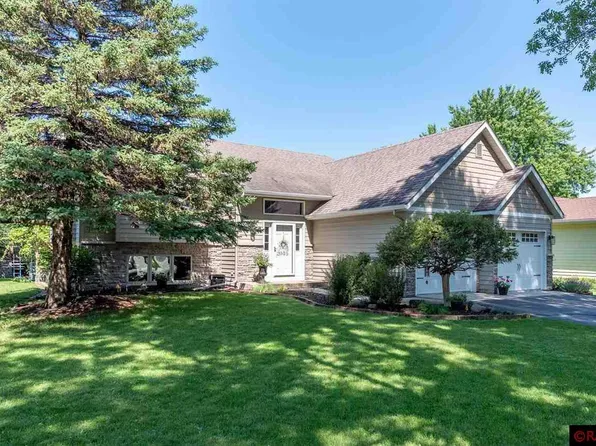 2045 Roberta Dr, North Mankato, MN 56003