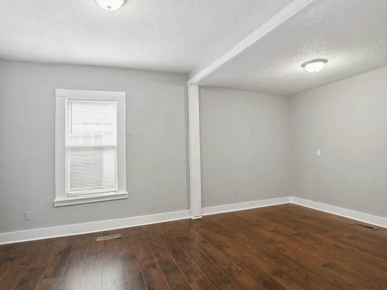 923 W Victory Dr — Photo 16