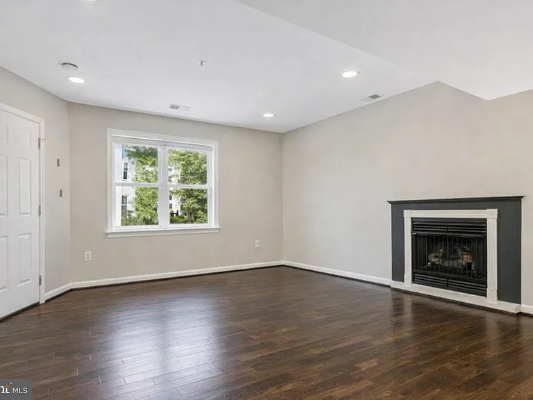 1519 Constitution Ave NE #101 — Photo 2