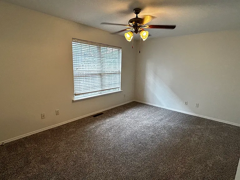 1899 W Stone St #3 — Photo 9