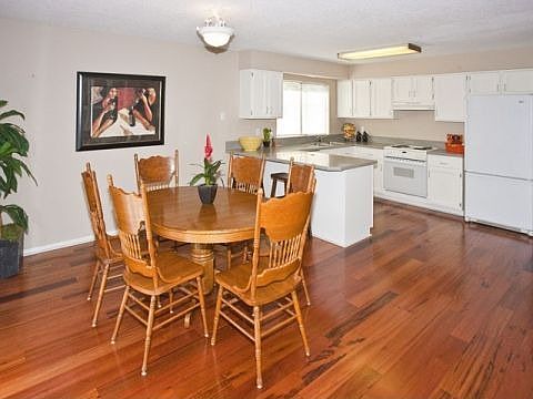Spacious kitchen w/corion,granite look counters