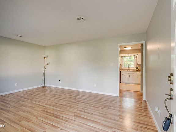 5th image of 108 Forest Ln