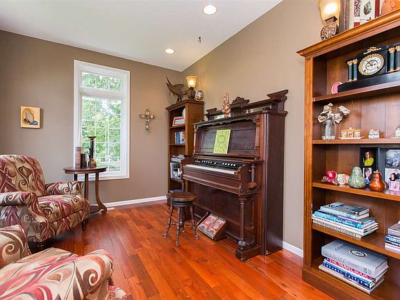 4th image of 3125 Pheasant Dr