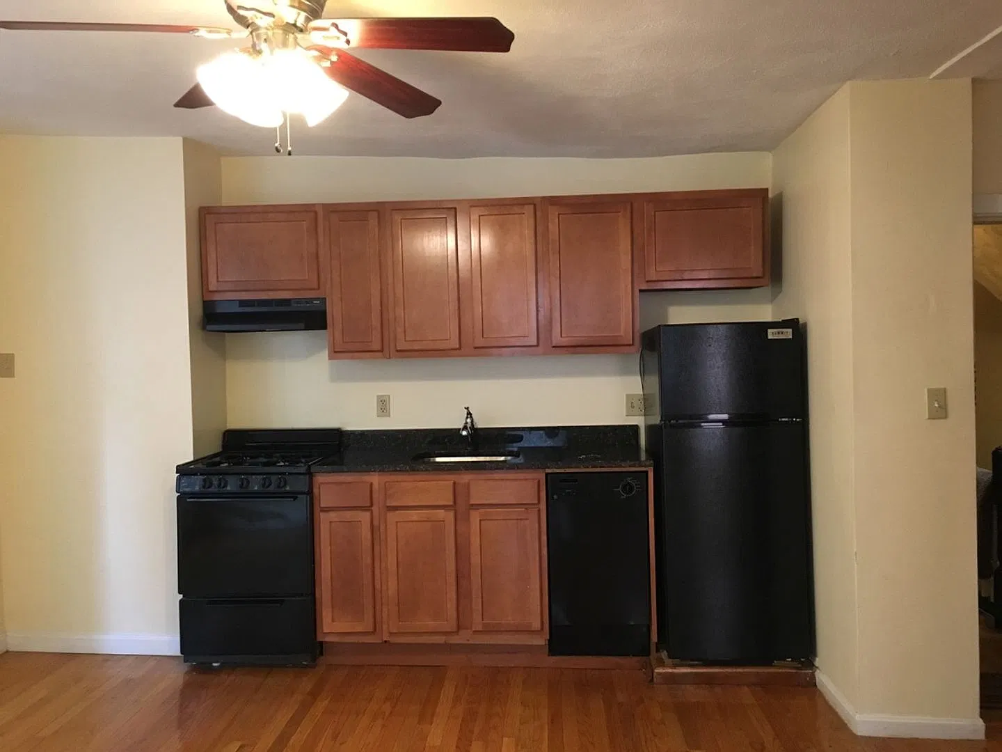 Charming 2-Bedroom Apartment In North End - No Broker Fee! — Photo 2