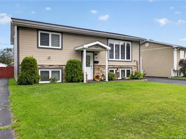 291 Dover St, Campbellton, NB E3N 3L5