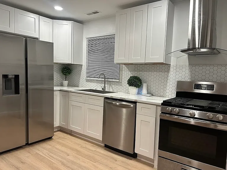 1420 Seminole Dr — Photo 1