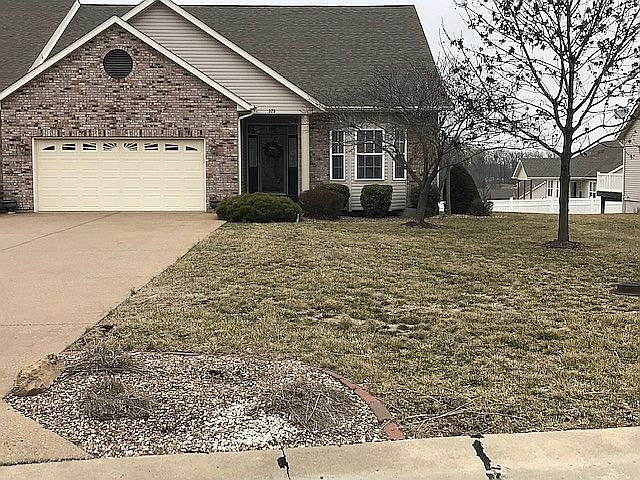 1st image of 325 Royal Bluff Ct