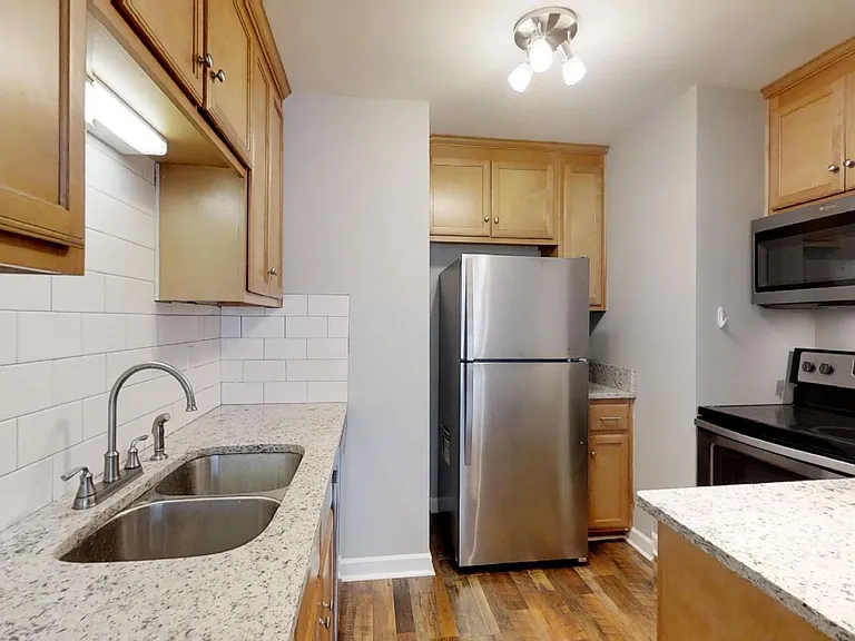 1555 W King St — Photo 34