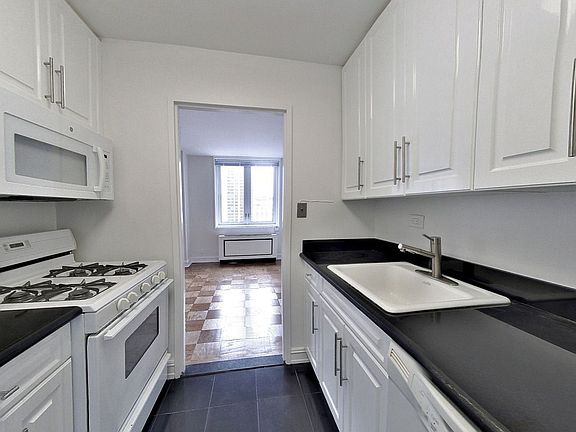 2nd image of 400 E 71st St APT 17d