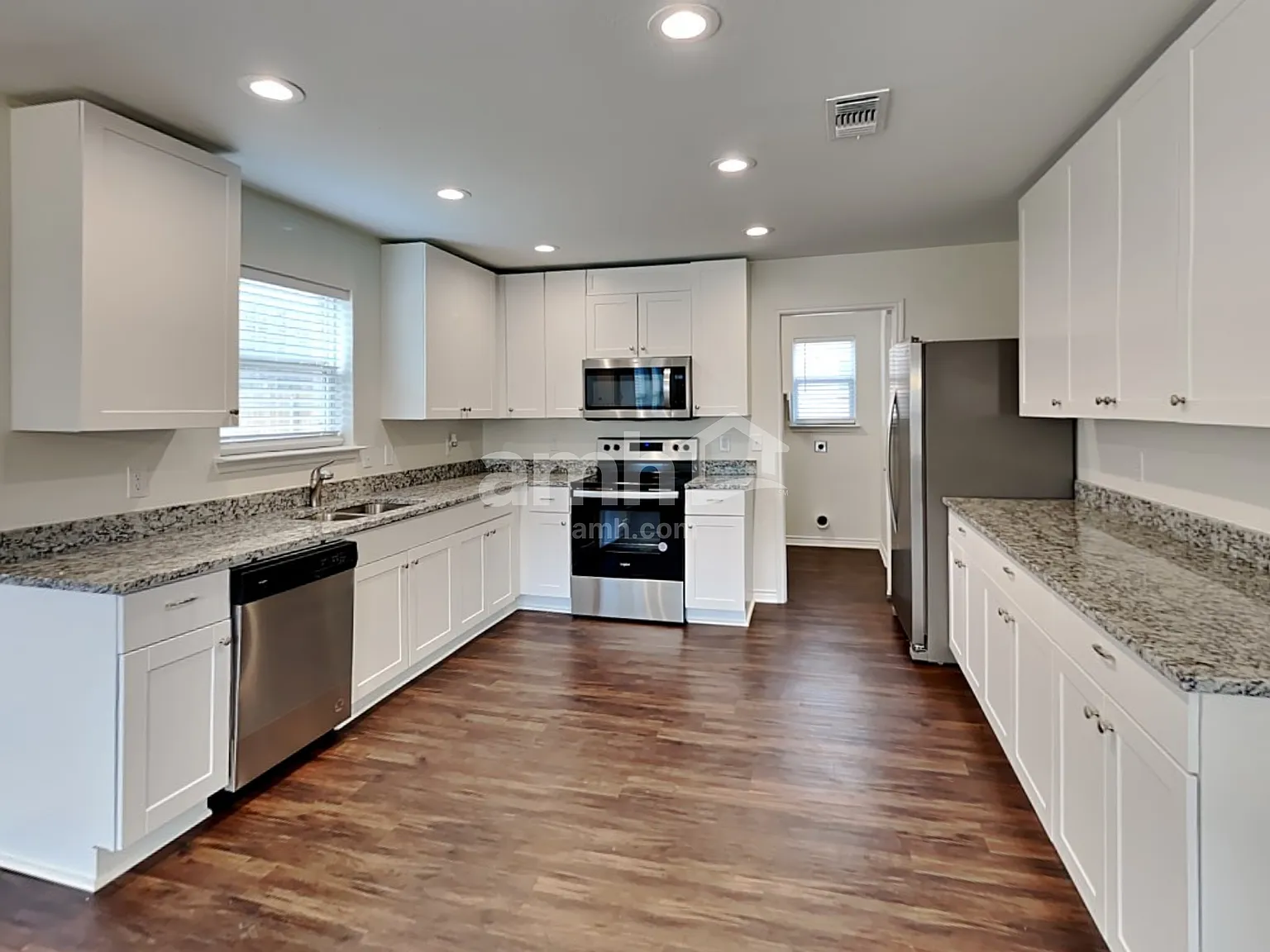 3 bed, 2.5 bath, 2458 sqft, $2,555 — Photo 3