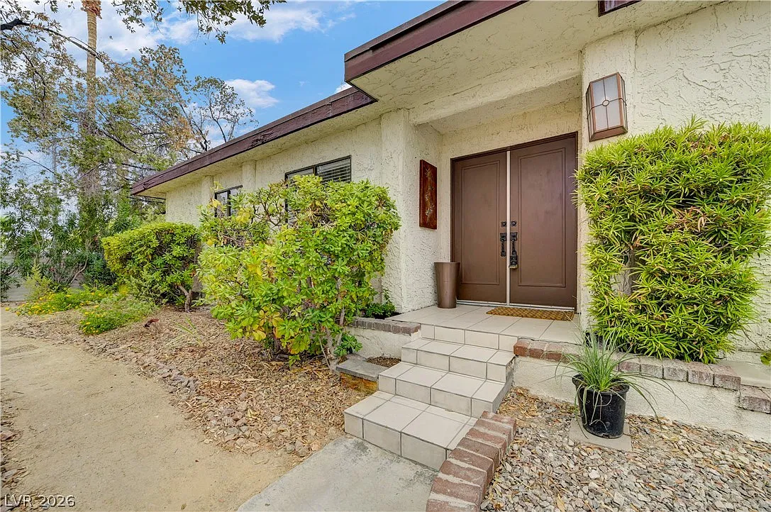 3 bed, 2.0 bath, 1719 sqft, $2,100 — Photo 1