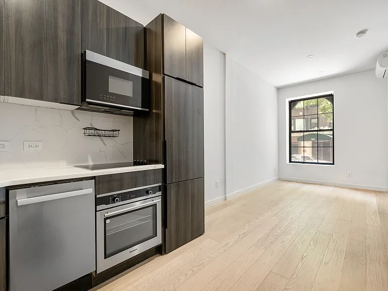 161 E 89th St #1D — Photo 2