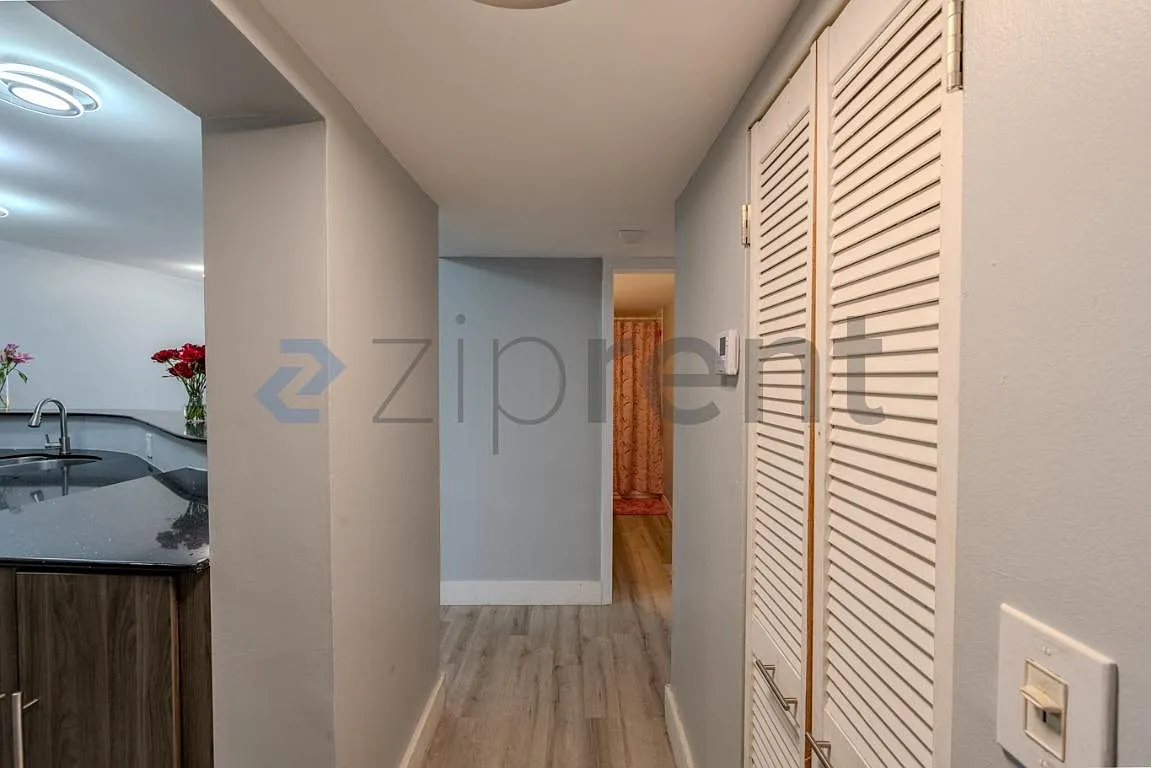 2 bed, 983 sqft, $3,150 — Photo 4