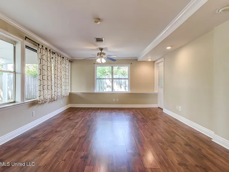 2323 Middlecoff Dr — Photo 19