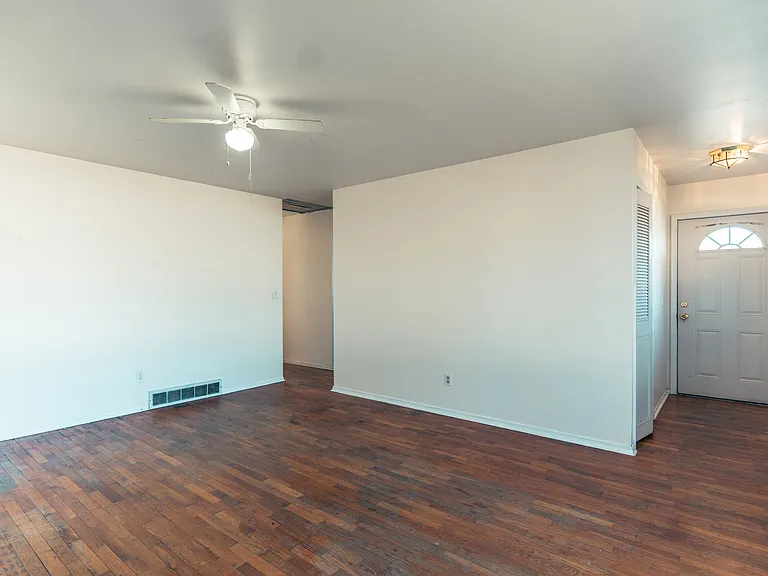 1490 Brady Ave — Photo 8