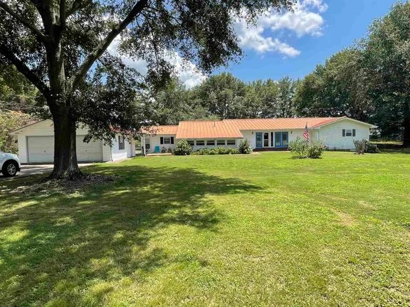 810 Country Ln, Tuscumbia, AL 35674