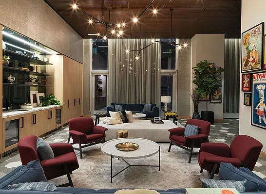 Rented by Extell Marketing Group LLC | media 21