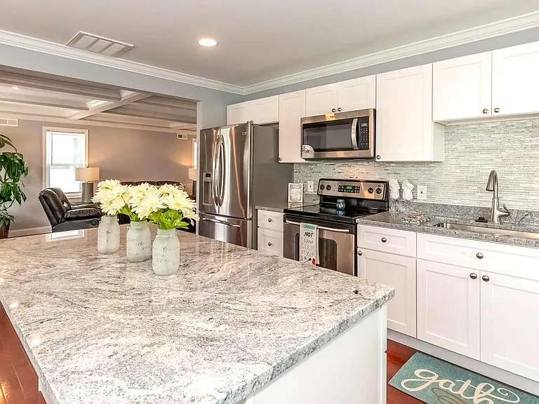 7 Robinson Ave — Photo 22