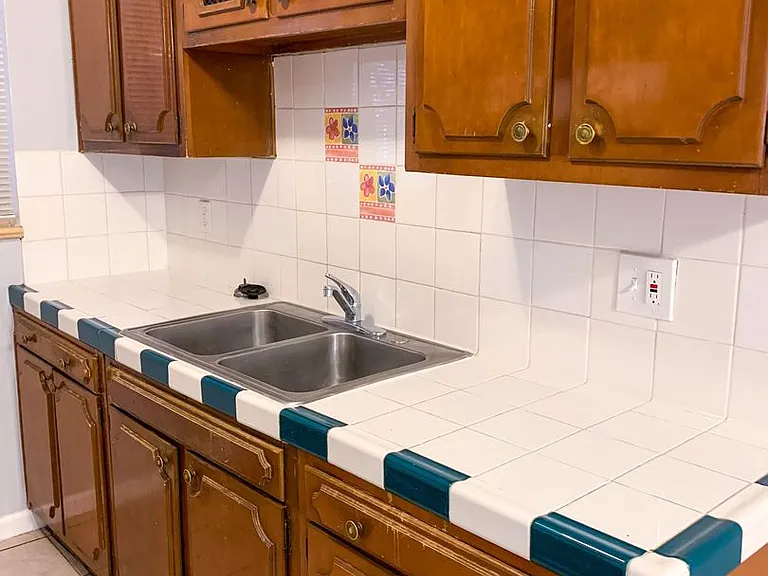 Large One-Bedroom Units Near Nob Hill — Photo 6