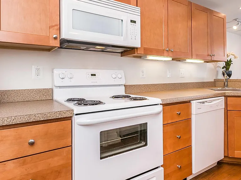 910 S Charles St #B — Photo 15