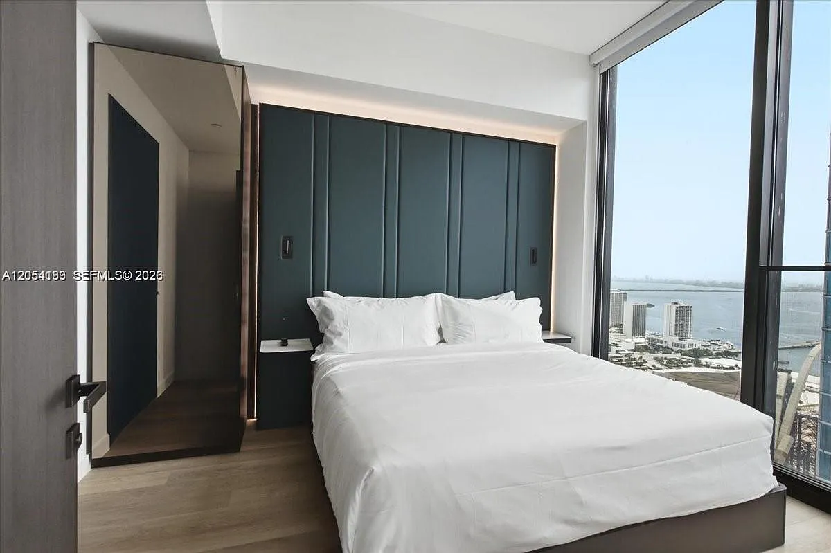 Eleven Hotel And Residence — Photo 3