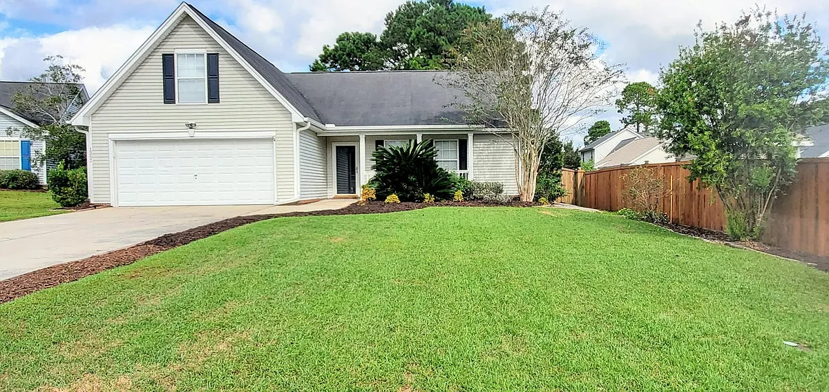 Well manicured front lawn - 1302 Wind Swept Ct