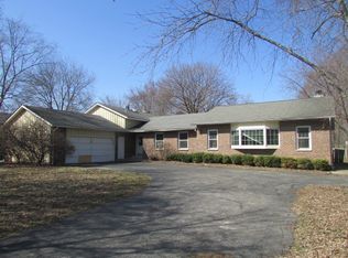 12 Thorntree Ln, Lake Bluff, IL 60044