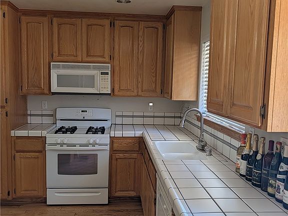 4th image of 1579 Ross St