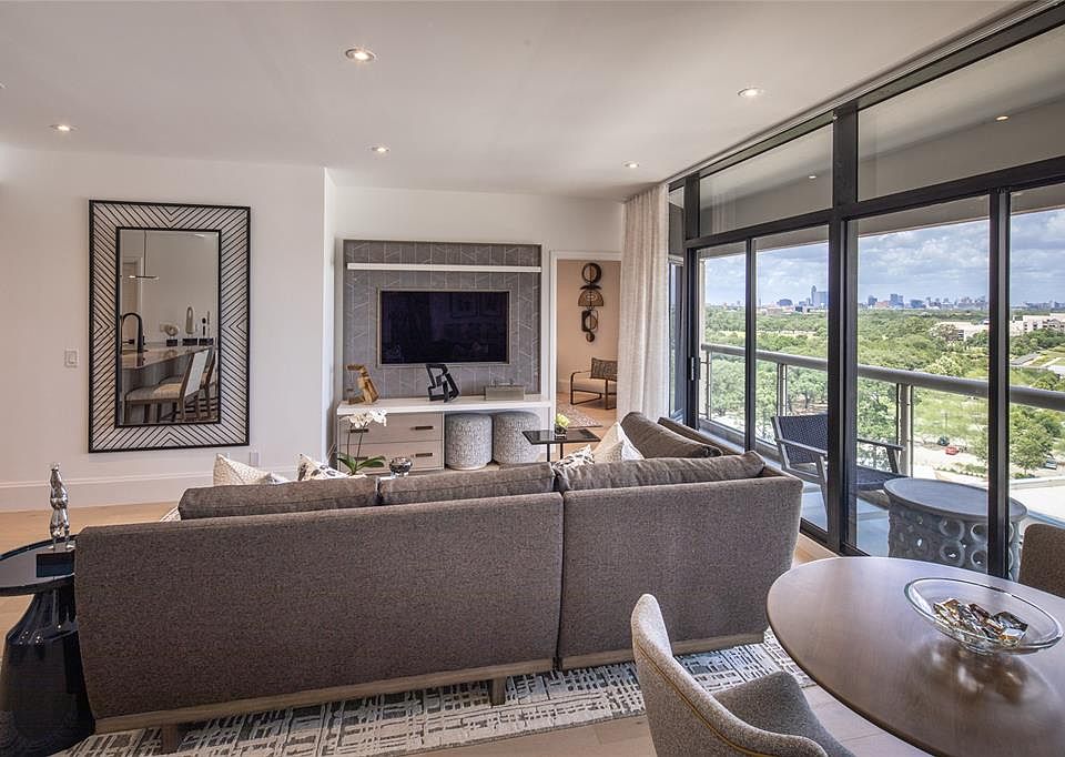 1st image of 1701 Hermann Dr #15D