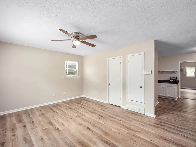 219 Melwood St — Photo 4