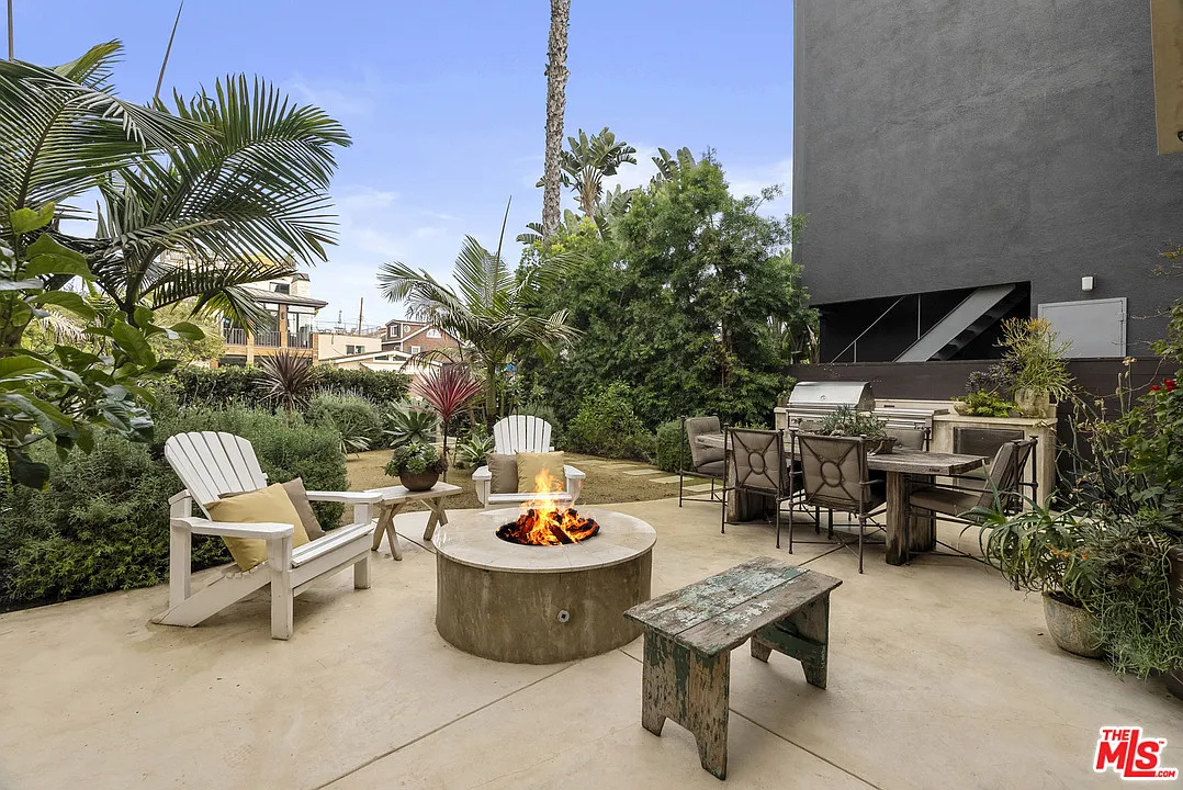 4 bed, 4.5 bath, 2636 sqft, $25,000 — Photo 1