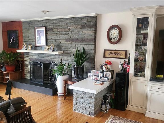 5th image of 468 Oak St