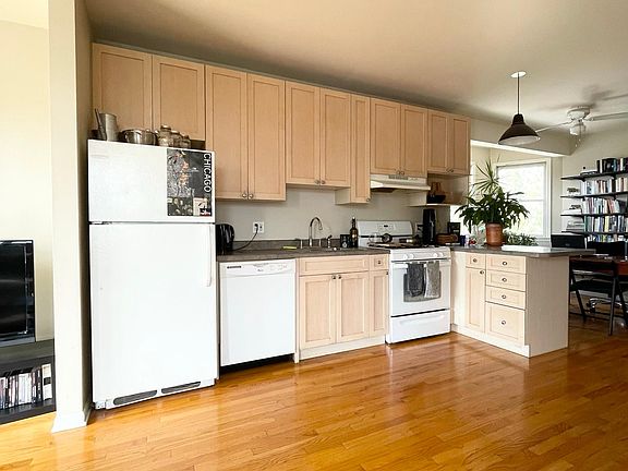 2nd image of 1524 W Augusta Blvd APT 4F