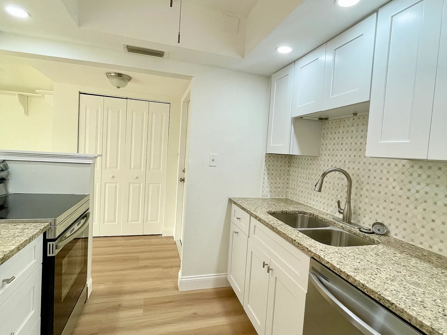 2 bed, 790 sqft, $1,800 — Photo 2
