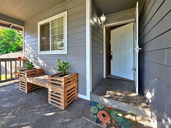 3rd image of 19523 71st Avenue E