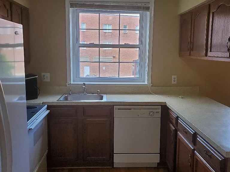 1210 N Vernon St — Photo 13