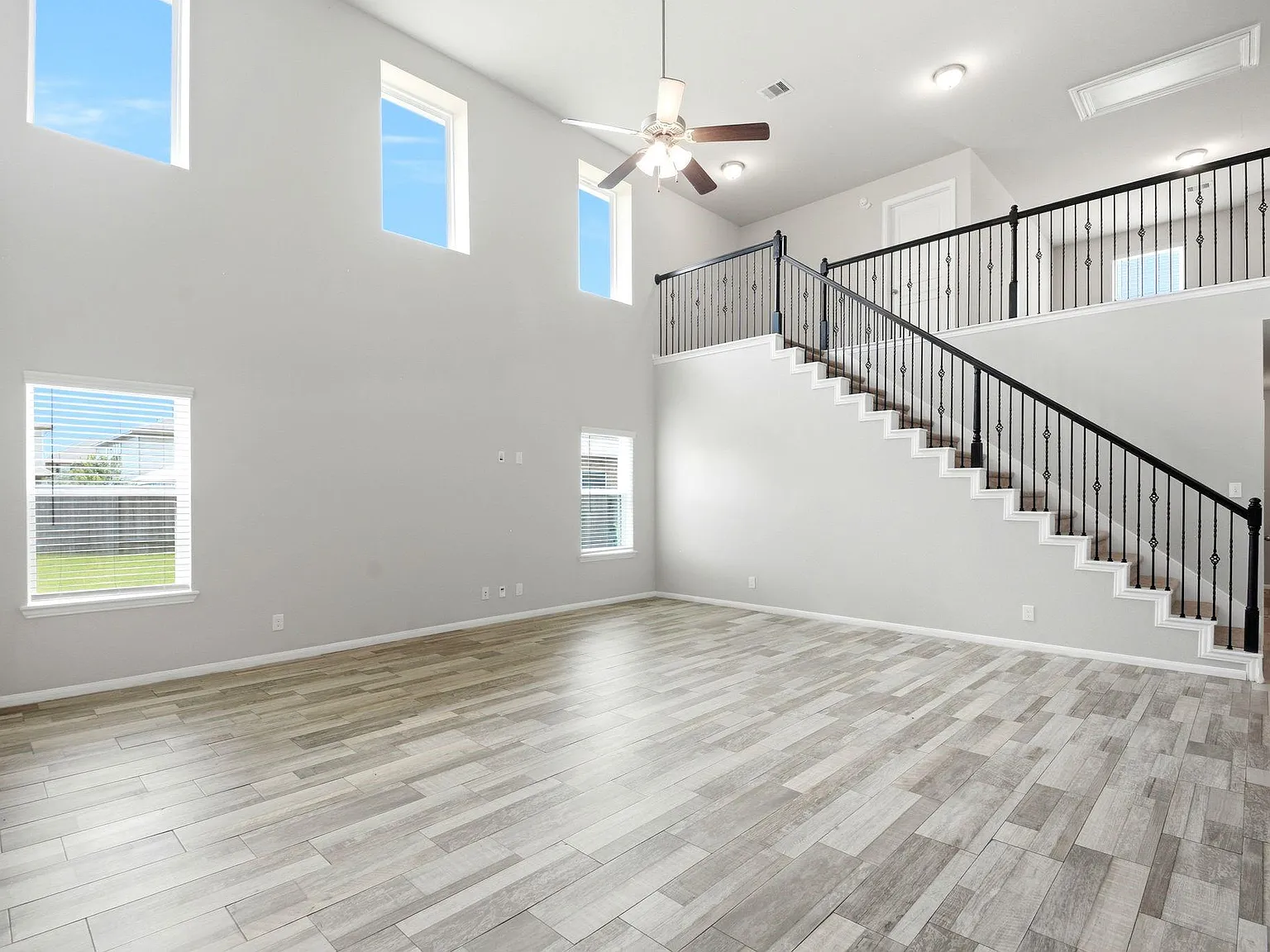 4 bed, 3.5 bath, 3160 sqft, $2,845 — Photo 2