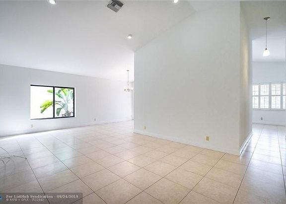 4th image of 10460 NW 14th St