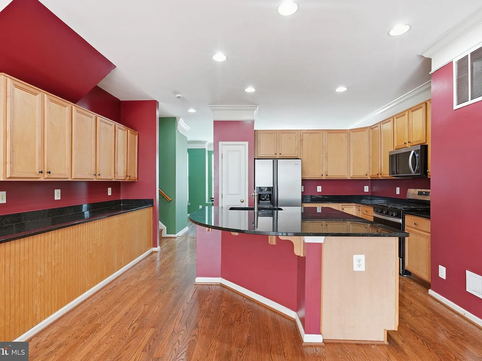 3 bed, 4.0 bath, 2408 sqft, $3,200 — Photo 2