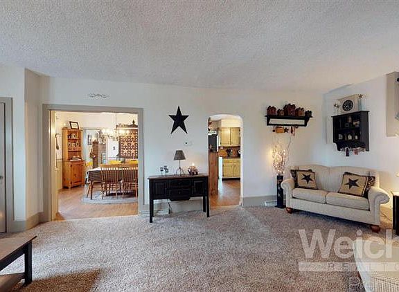 2nd image of 415 Curtin St