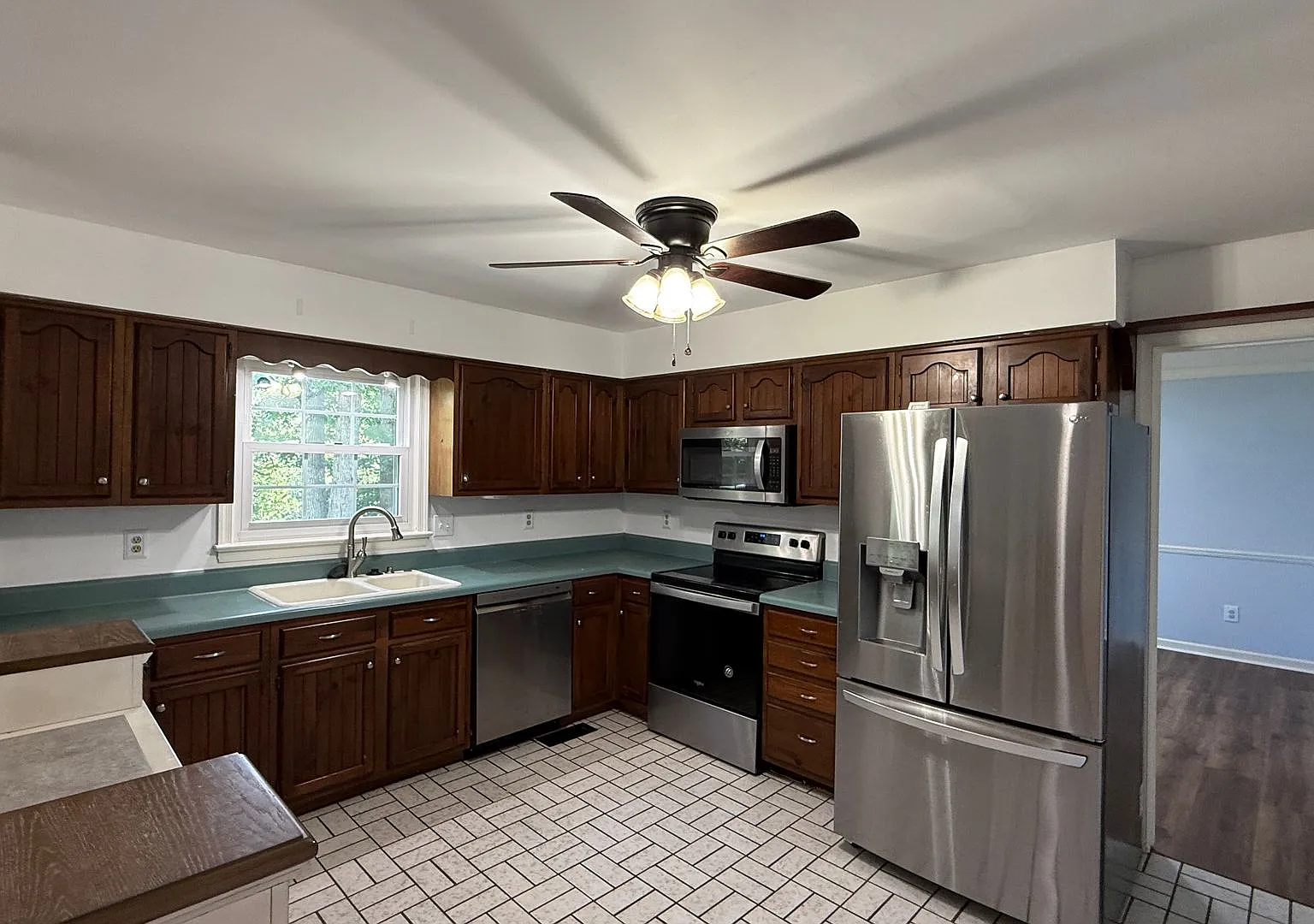 Classic 4 Bedroom Colonial — Photo 4